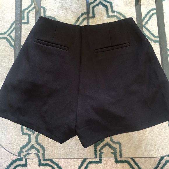 Black trumpet shorts with gold buttons - Picture 3 of 4